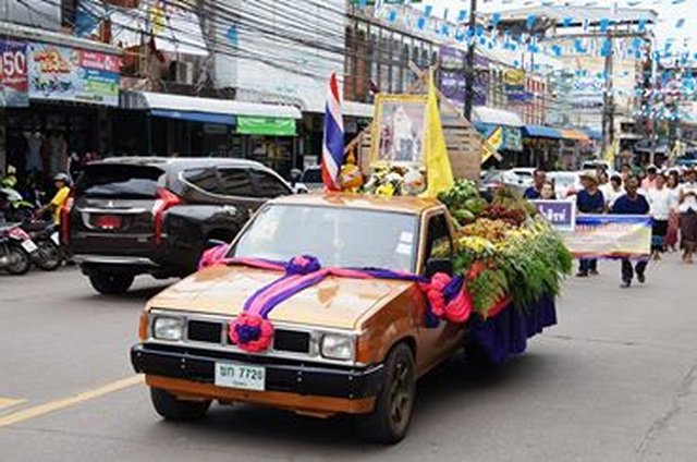 นายกนิคม ศิลปศร ร่วมประกวดขบวนแข่งเรือ